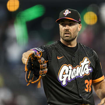 San Francisco, California, USA; San Francisco Giants starting pitcher Robbie Ray (38) prepares to throw against the Arizona Diamondbacks‘‘ during the fourth inning at Oracle Park.