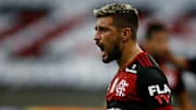 Flamengo se manifesta em defesa de Arrascaeta após publicação de jornal sobre a vida pessoal do camisa 14. 