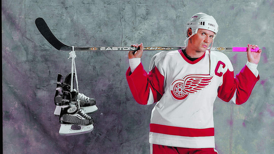 Steve Yzerman, 9/27/2000

Img 0901 Yzerman Bookcov 1