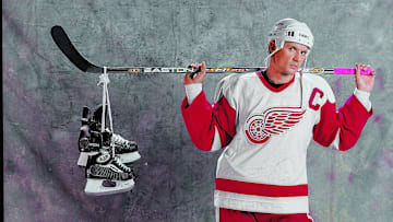 Steve Yzerman, 9/27/2000

Img 0901 Yzerman Bookcov 1
