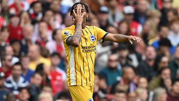 O brasileiro João Pedro é quem marcou o gol que tirou os 100% do Arsenal na temporada