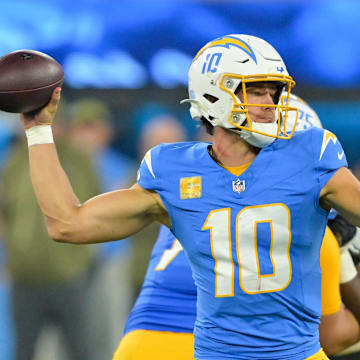 Chargers quarterback Justin Herbert threw for 220 yards in a 25–10 win over the Steelers.
