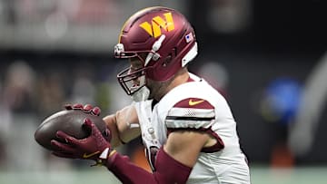 Sep 28, 2025; Atlanta, Georgia, USA; Washington Commanders tight end Zach Ertz (86) warms up before a game against the Atlanta Falcons at Mercedes-Benz Stadium