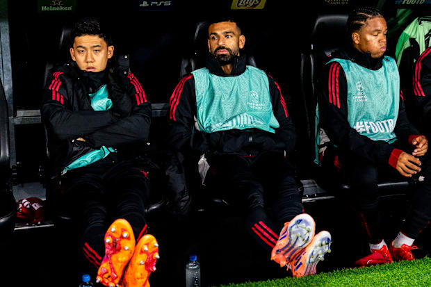 Mohamed Salah (centro) en el banquillo.