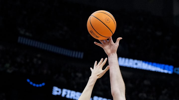 Throw it down, Big Man: Oregon Ducks center Nate Bittle shoots over Arizona Wildcats forward Henri Veesaar at the NCAA Tournament. 