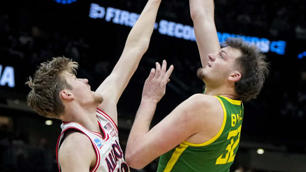 Oregon Ducks center Nate Bittle (32) shoots against Arizona Wildcats forward Henri Veesaar (13)