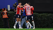 Alan Pulido, Alan Mozo y Roberto Alvarado festejan un gol