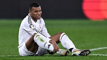 Kylian Mbappé preocupó cuando se sentó en el suelo con un aparente signo de dolor, durante el partido Atalanta vs. Real Madrid