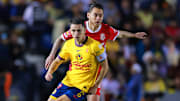 El español Álvaro Fidalgo del América es marcado de cerca por Ricardo Angulo de Toluca en el Apertura 2024