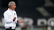 O técnico tem contrato com o Glorioso até 2024