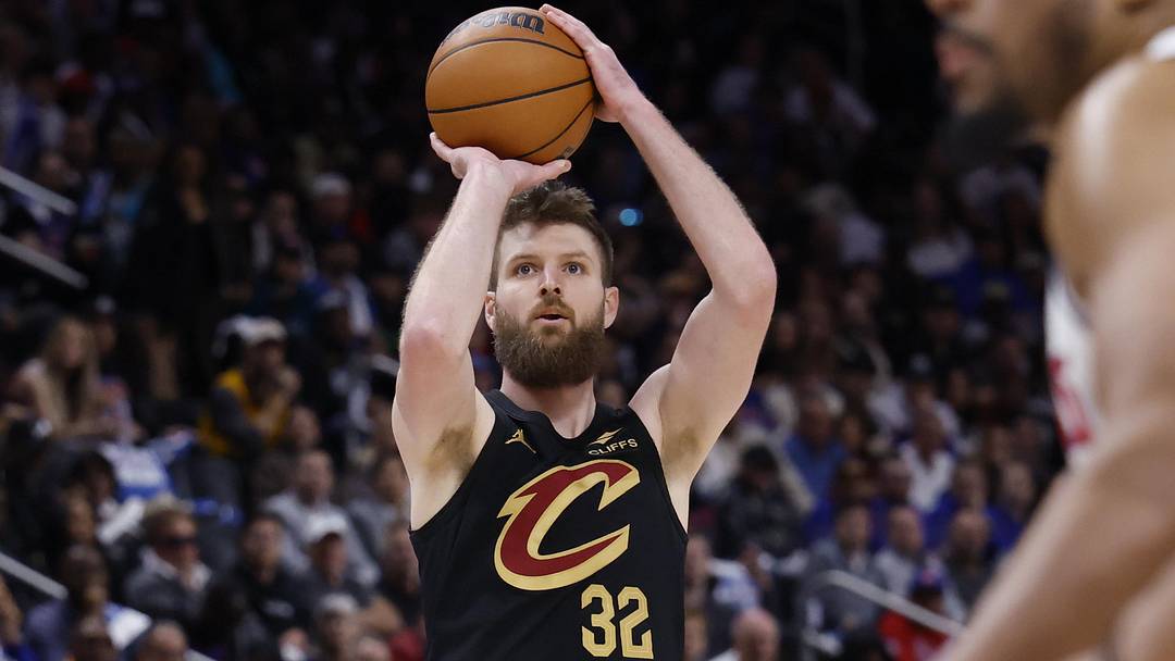 May 7, 2026; Detroit, Michigan, USA; Cleveland Cavaliers forward/center Dean Wade (32) shoots in the first half against the Detroit Pistons during game two of the second round of the 2026 NBA Playoffs at Little Caesars Arena. Mandatory Credit: Rick Osentoski-Imagn Images