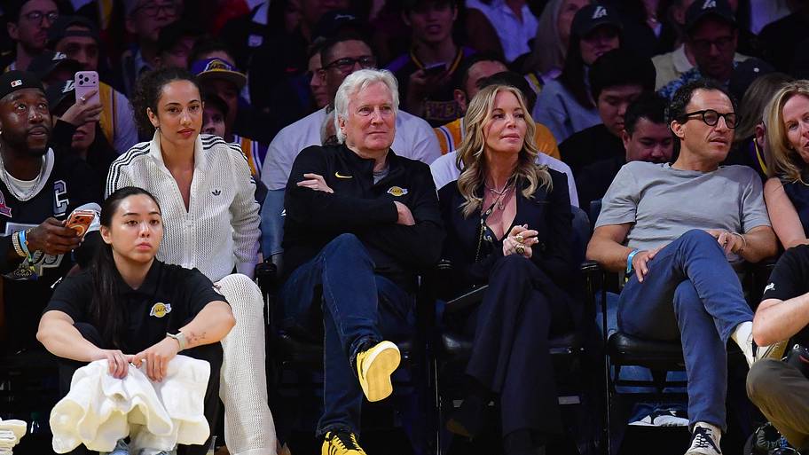 Lakers owner Mark Walter courtside
