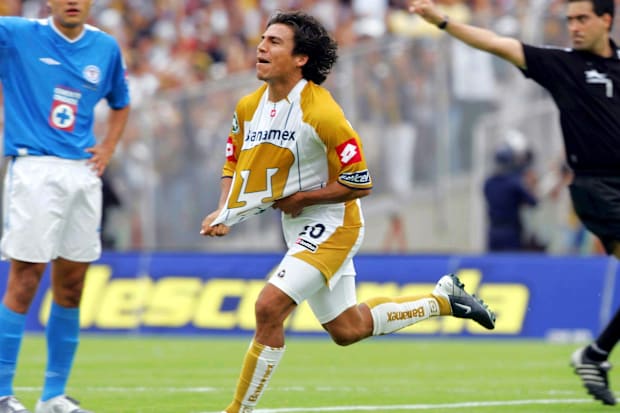 Ismael Íñiguez celebrando un gol en la semifinal de vuelta del Clausura 2004 con Pumas