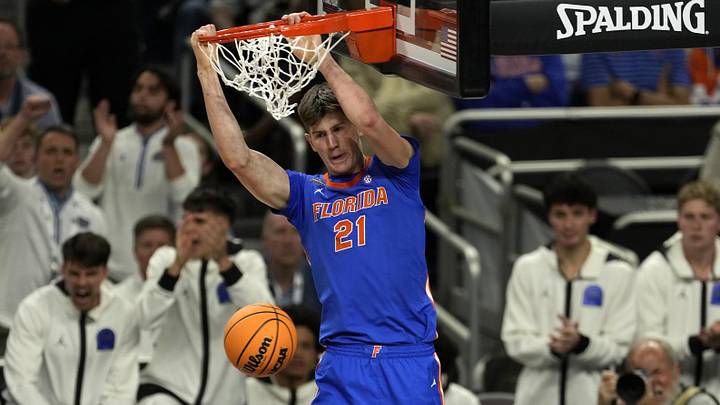 Apr 7, 2025; San Antonio, TX, USA; Florida Gators forward Alex Condon (21) dunks the ball against the Houston Cougars during the second half in the national championship game of the Final Four of the 2025 NCAA Tournament at the Alamodome.Mandatory Credit: Scott Wachter-Imagn Images