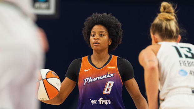 A photo of Monique Akoa Makani dribbling the bal