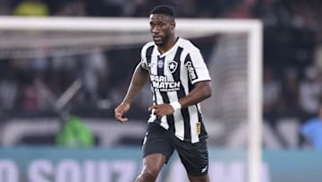 Bastos é uma das referências defensivas do Botafogo