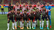 Jugadores de Chivas previo a un partido ante León.