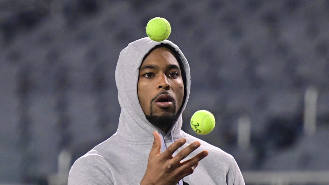 Former Chicago Bears defensive back Jonathan Owens warms up