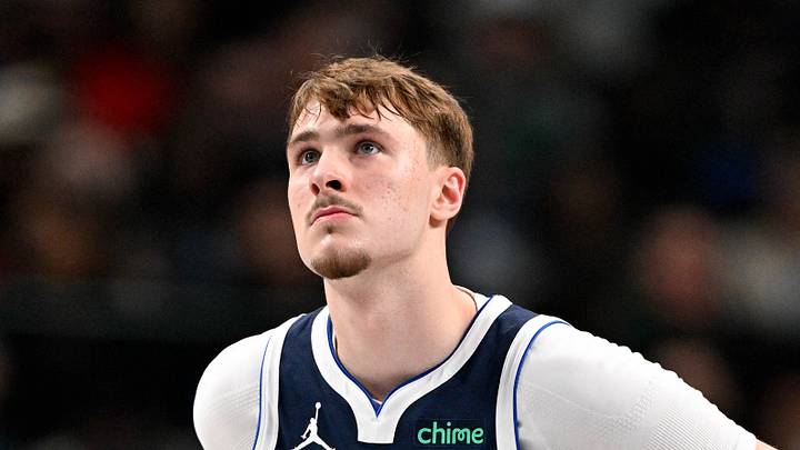 Dallas Mavericks forward Cooper Flagg (32)