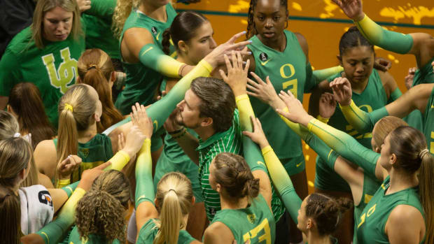 Oregon volleyball coach Matt Ulmer brings his team together during their match against Oregon State