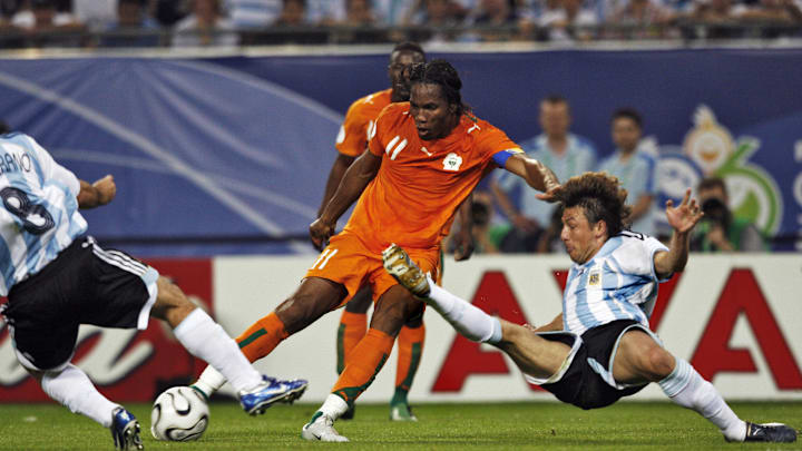 Ivorian forward Didier Drogba (C) vies w