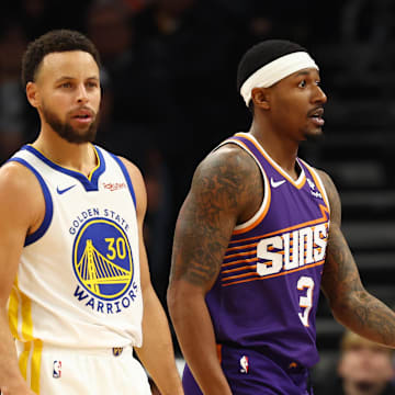 Golden State Warriors guard Stephen Curry (30) against Phoenix Suns guard Bradley Beal (3) at Footprint Center. 