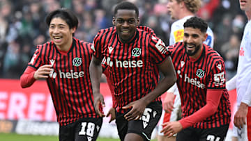 Noel Aseko (mi.) spielt eine richtig starke Saison