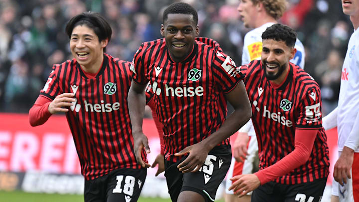 Noel Aseko (mi.) ist heiß umworben