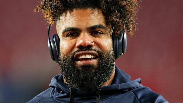 Jan 16, 2023; Tampa, Florida, USA; Dallas Cowboys running back Ezekiel Elliott (21) warms up before