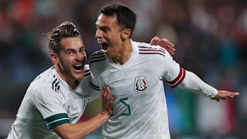 Osvaldo Rodríguez y Ricardo Angulo celebrando el segundo tanto frente a Ecuador.