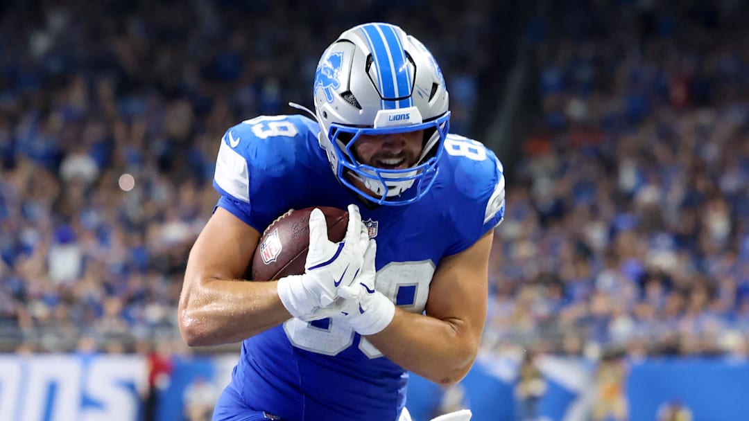 Sep 14, 2025; Detroit, Michigan, USA; Detroit Lions tight end Brock Wright (89) carries the ball for a touchdown against the Chicago Bears during the second quarter of the game at Ford Field. Mandatory Credit: David Reginek-Imagn Images