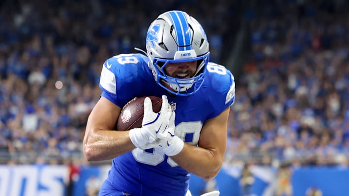 Sep 14, 2025; Detroit, Michigan, USA; Detroit Lions tight end Brock Wright (89) carries the ball for a touchdown against the Chicago Bears during the second quarter of the game at Ford Field. Mandatory Credit: David Reginek-Imagn Images