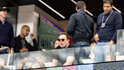 El empresario Elon Musk viendo el Super Bowl LVIII desde una suite exclusiva 