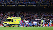 La ambulancia sobre el terreno de juego para recoger a Ronald Araujo