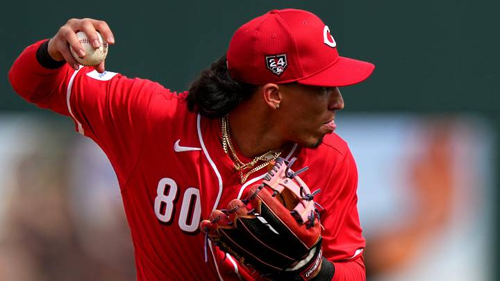 Cincinnati Reds shortstop Edwin Arroyo fields a groundball