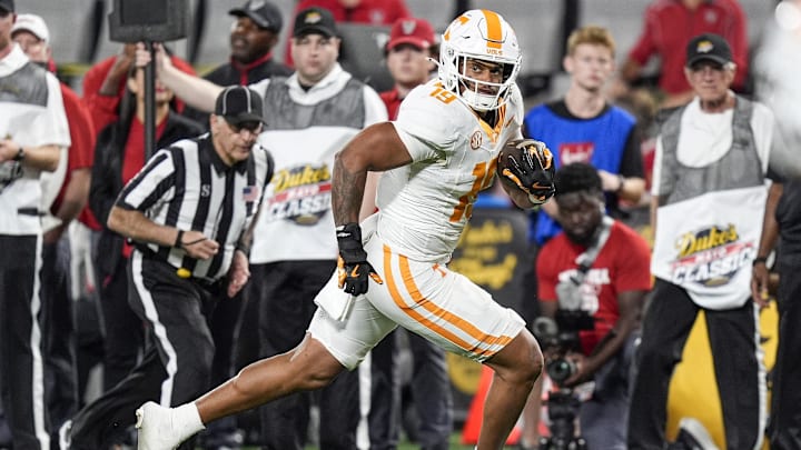 Sep 7, 2024; Charlotte, North Carolina, USA; Tennessee Volunteers tight end Holden Staes (19) runs for a touchdown against the North Carolina State Wolfpack during the second half at the Dukes Mayo Classic at Bank of America Stadium. Mandatory Credit: Jim Dedmon-Imagn Images