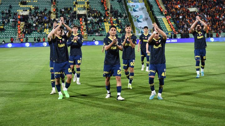 Fenerbahçe oyuncuları tribünleri selamlıyor.
