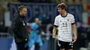 Muss nicht nur auf Niklas Süle verzichten: Hansi Flick (l.)