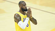 LeBron tiene un año restante de contrato con los Lakers