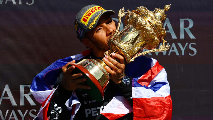 Lewis Hamilton besando el trofeo que recibió tras ganar el Gran Premio de Gran Bretaña 2024 de la Fórmula 1