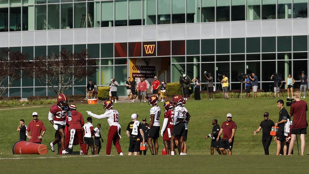 Jul 24, 2025; Ashburn, VA, USA; Washington Commanders players participate in drills during practice on day two of training camp at OrthoVirginia Training Center at Commanders Park. Mandatory Credit: Geoff Burke-Imagn Images Jul 24, 2025; Ashburn, VA, USA; Washington Commanders players participate in drills during practice on day two of training camp at OrthoVirginia Training Center at Commanders Park. Mandatory Credit: Geoff Burke-Imagn Images
