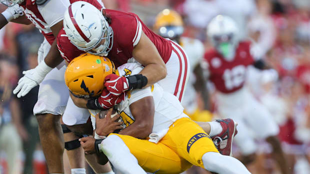 Defensive Linemen Taylor Wei