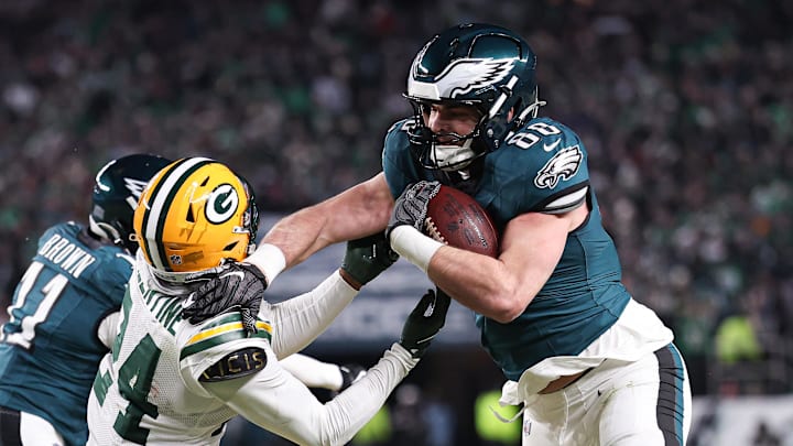 Philadelphia Eagles tight end Dallas Goedert runs with the ball against Green Bay Packers cornerback Carrington Valentine.
