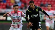 Alejandro Zendejas (Necaxa) y Carlos Cisneros (Chivas) durante el Grita México 2021 de la Liga MX.