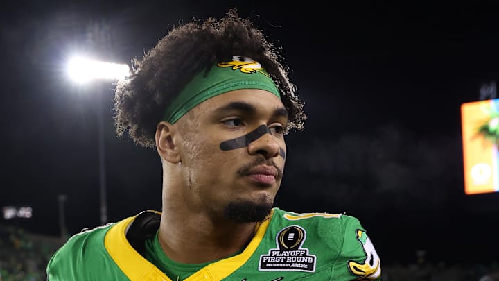 Oregon Ducks tight end Kenyon Sadiq