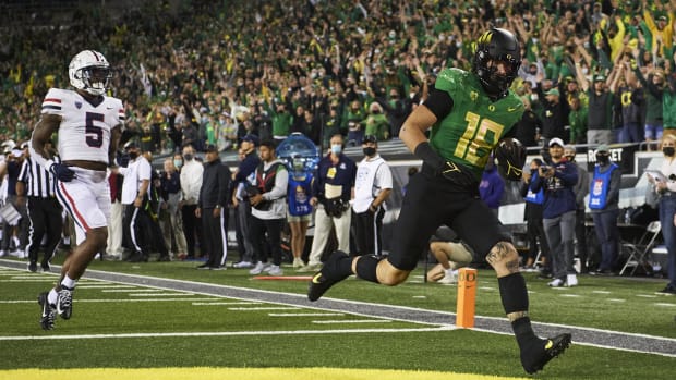 Oregon Ducks tight end Spencer Webb (18) catches a pass for a touchdown during the second half against the Arizona Wildcats.