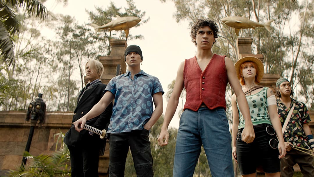 One Piece. (L to R) Taz Skylar as Sanji, Mackenyu Arata as Roronoa Zoro, Iñaki Godoy as Monkey D. Luffy, Emily Rudd as Nami, Jacob Romero Gibson as Usopp in season 1 of One Piece. Cr. Courtesy of Netflix © 2023