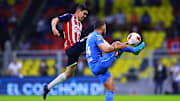 Juan Escobar y Alan Torres en la disputa de un esférico.