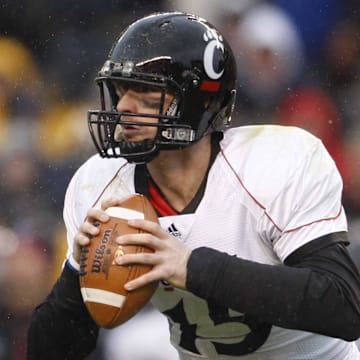 UC/Pittsburgh Sports Saturday December 5, 2009: Cincinnati quarterback Tony Pike (15) looks down field to pass in the 3rd quarter in Pittsburgh, Pennsylvania Saturday December 5, 2009 at Heinz Field. Cincinnati won 45 to 44 over Pittsburgh. The Enquirer/ Joseph Fuqua IIUc36
