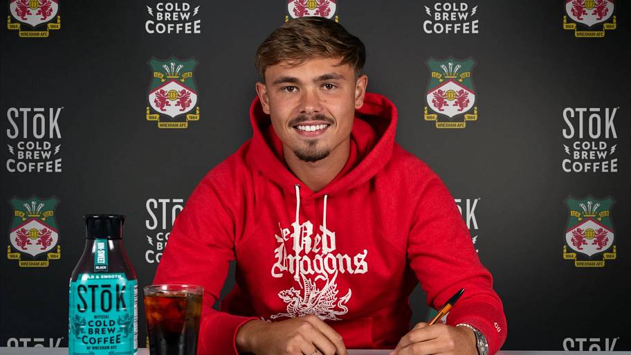 Callum Doyle signs for Wrexham from Manchester City.